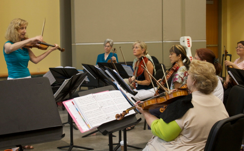 Elizabeth Field, left, demonstrates for upper strings at the Upper Strings at the Institute for Early Music on Modern Instruments. (Marion Meakem Photography)