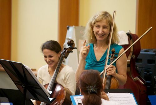 Stephanie Vial, left, and Elizabeth Field during a light moment in rehearsal at the Institute for Early Music on Modern Instruments. (Marion Meakem Photography)