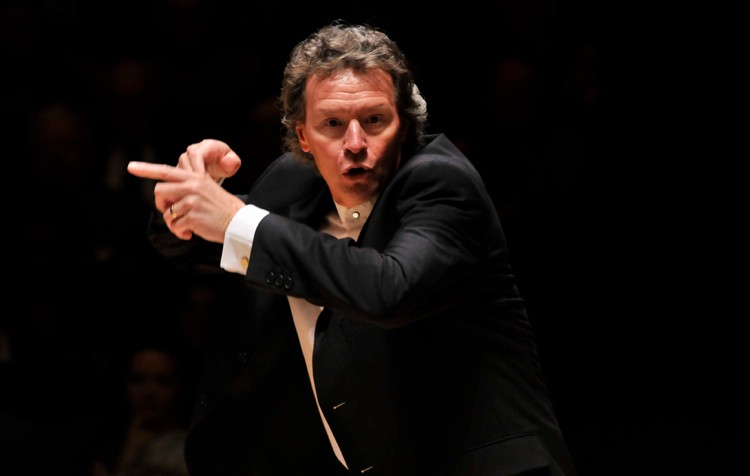 Harry Christophers conducts the Handel and Haydn Society on its newest Haydn CD. (Photo by Stu Rosner)