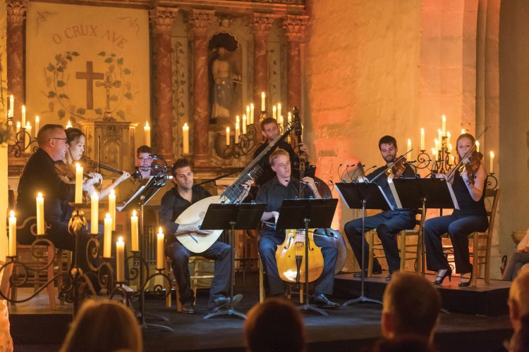 Members of Juilliard 415 performing at the Romanesque church in Thiré. Photo by Julien Gazeau 
