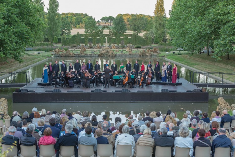 The opening-night concert of the festival was performed at the reflecting pool, with the musicians on a stage built over the water. Photo by Jay Qin 