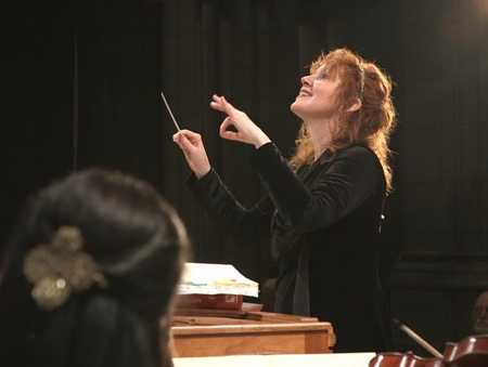 Jeannette Sorrell conducting Apollo's Fire in 'St. John Passion.'