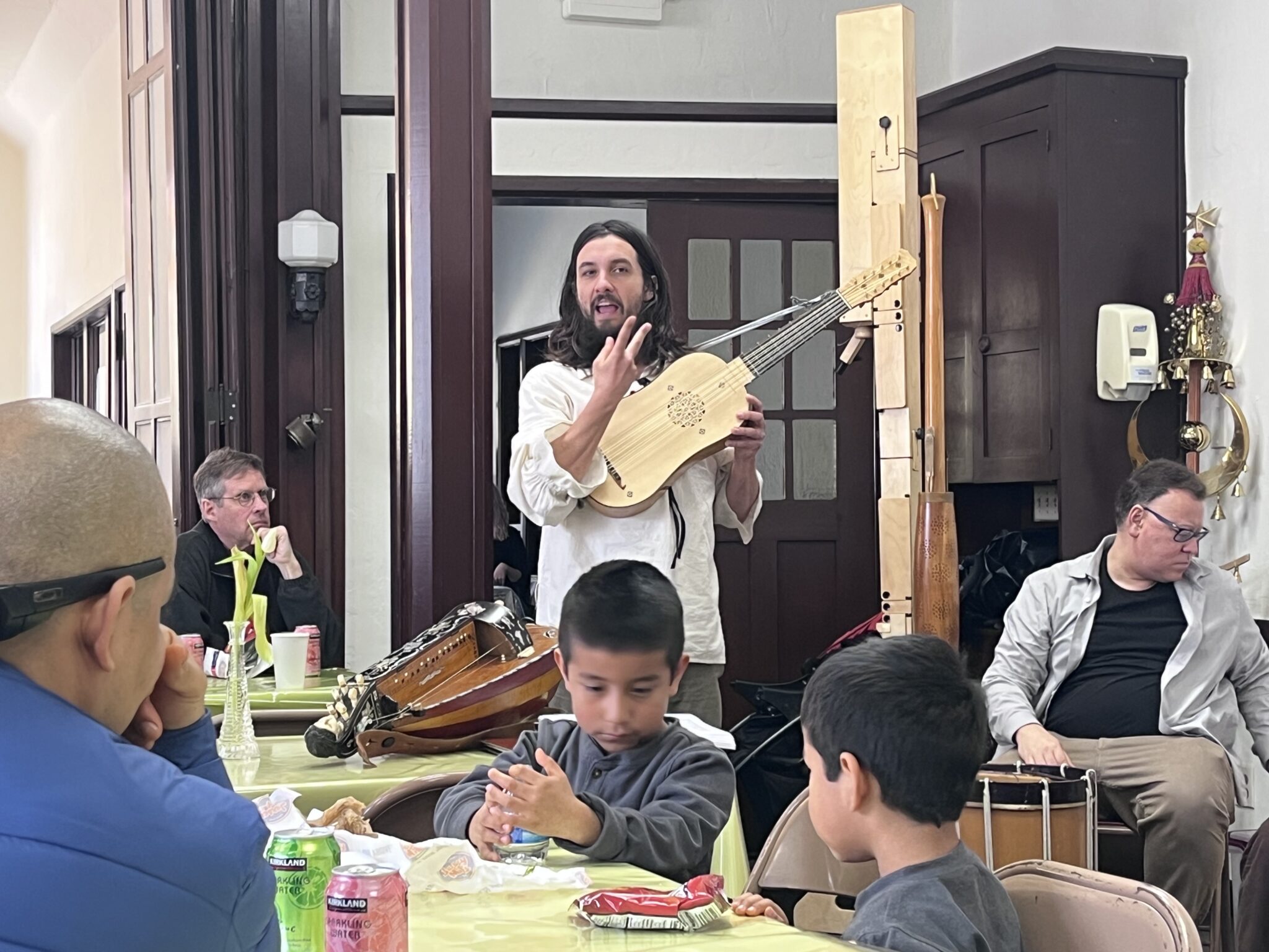 Many teaching with period guitar.